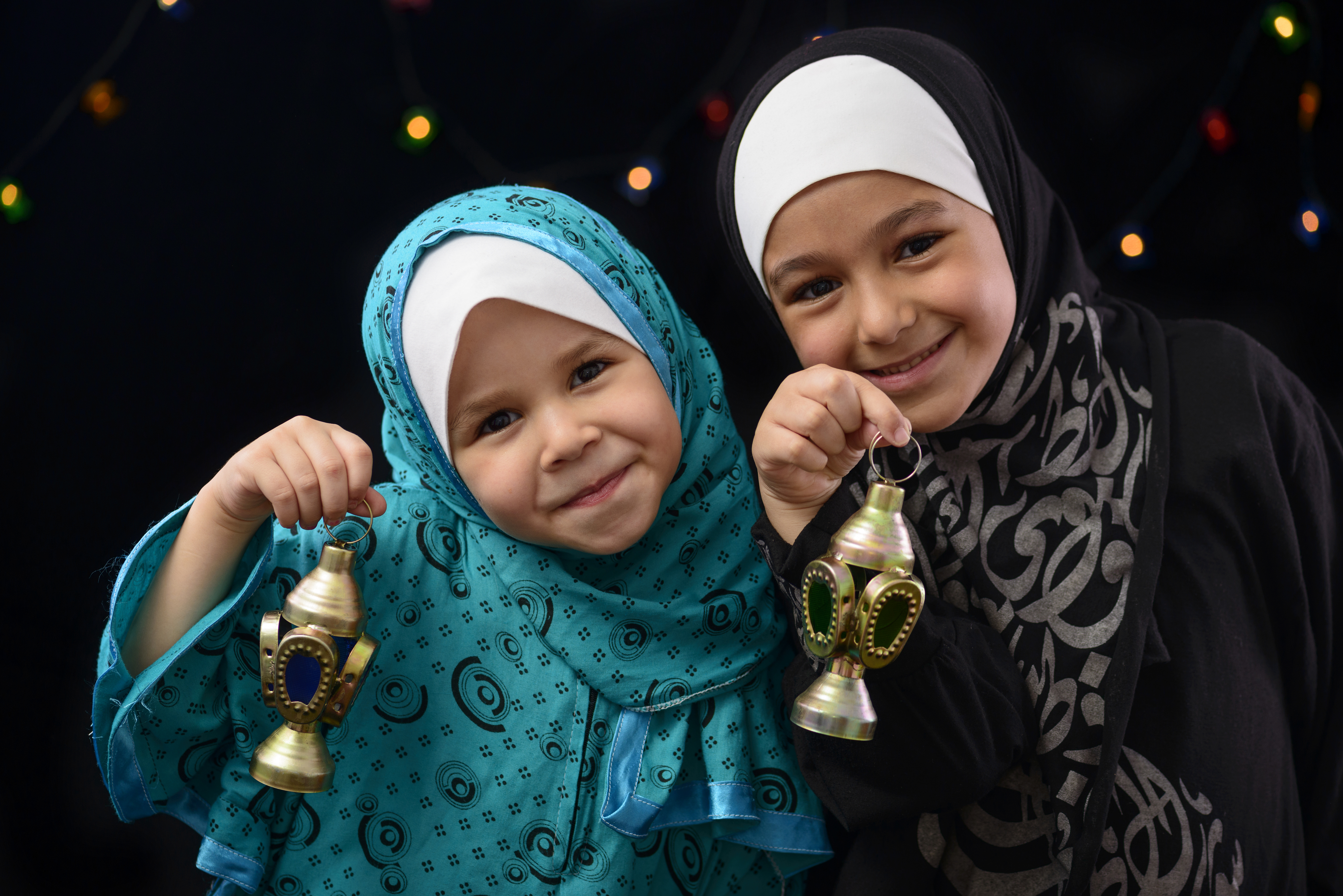В месяц рамадан можно целоваться. Мусульманские дети. Мусульманка с ребенком. Мусульманка Рамадан. Мусульманские девушки Рамадан.